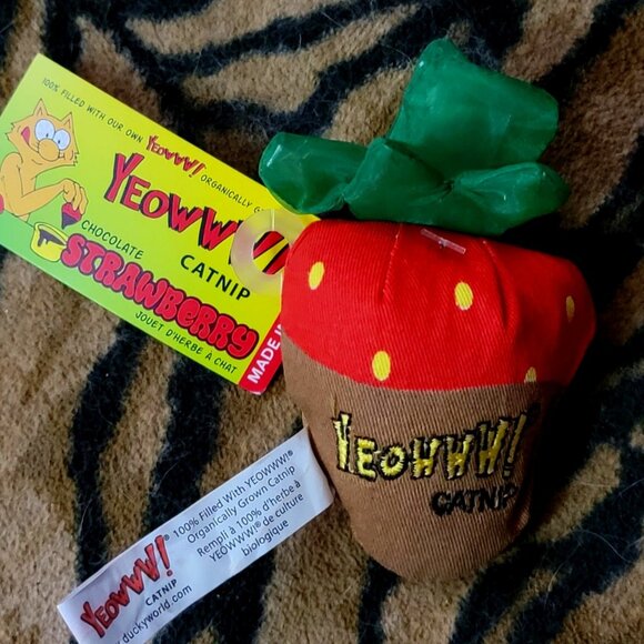 Cat Catnip Chocolate Strawberry Toy Yeowww! New! - Picture 1 of 2